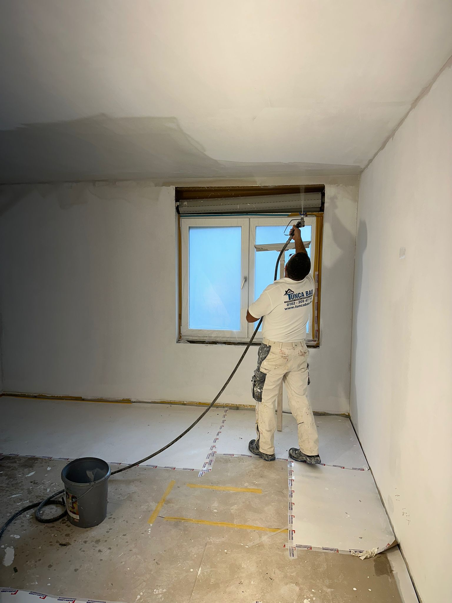 Verputzer von Tunca Bau beim Innenputz mit Spritztechnik in Duisburg